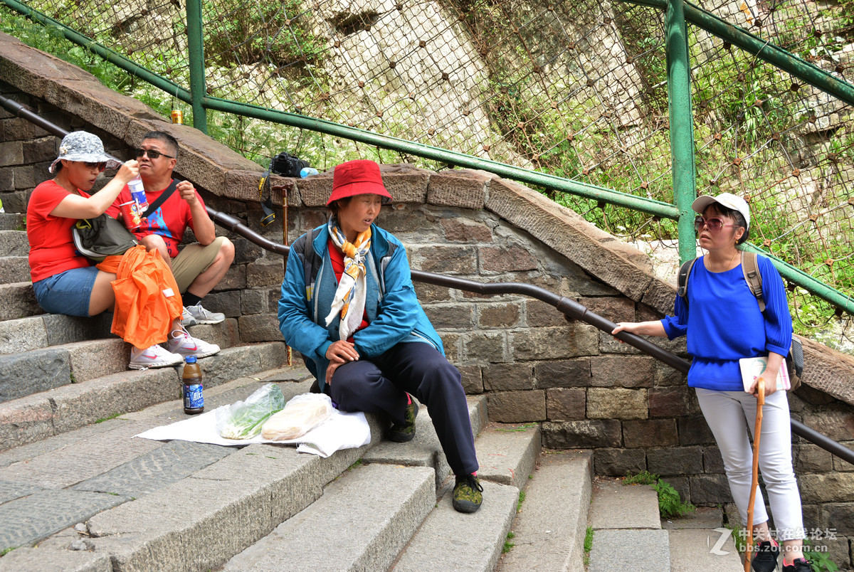 勇于攀登泰山的人们！