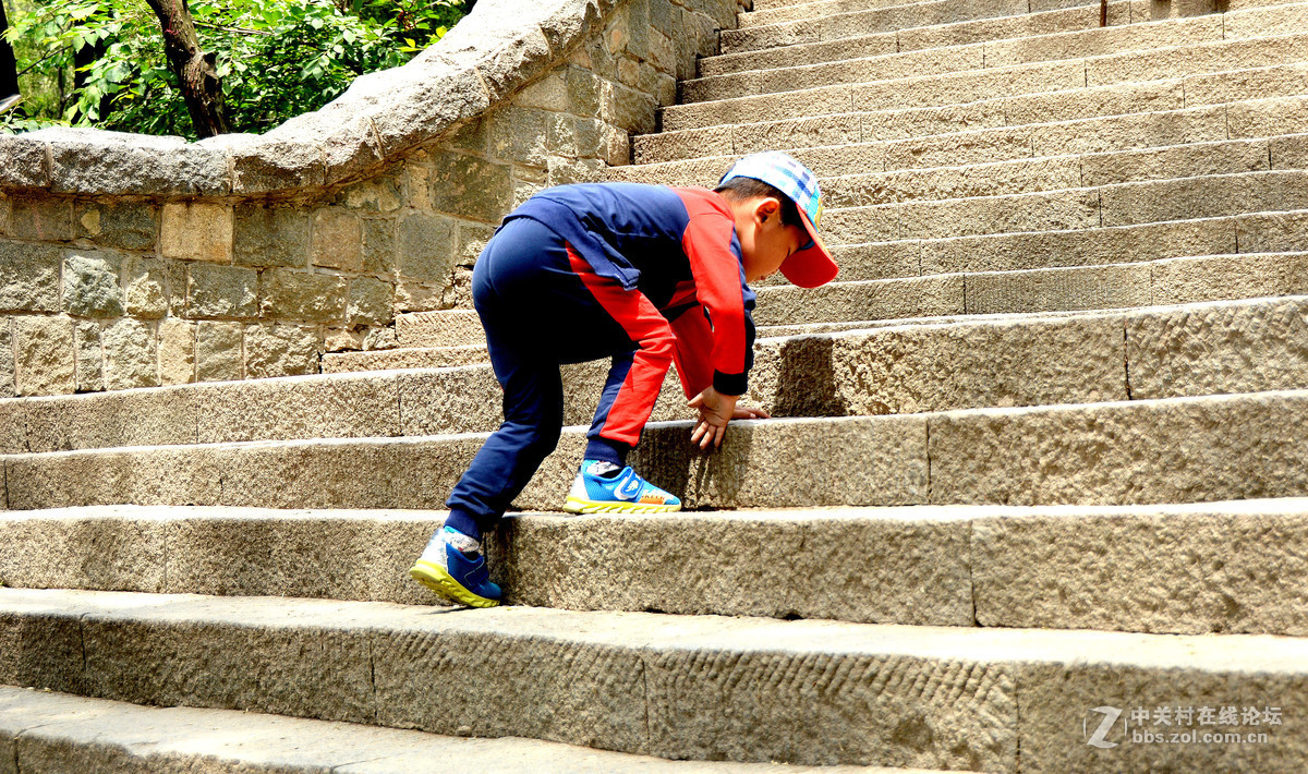 勇于攀登泰山的人们！