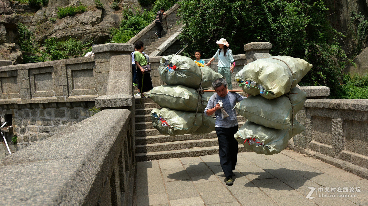 勇于攀登泰山的人们！