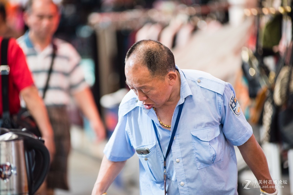 试一试尼康小钢炮80--200F2.8二代老镜头。