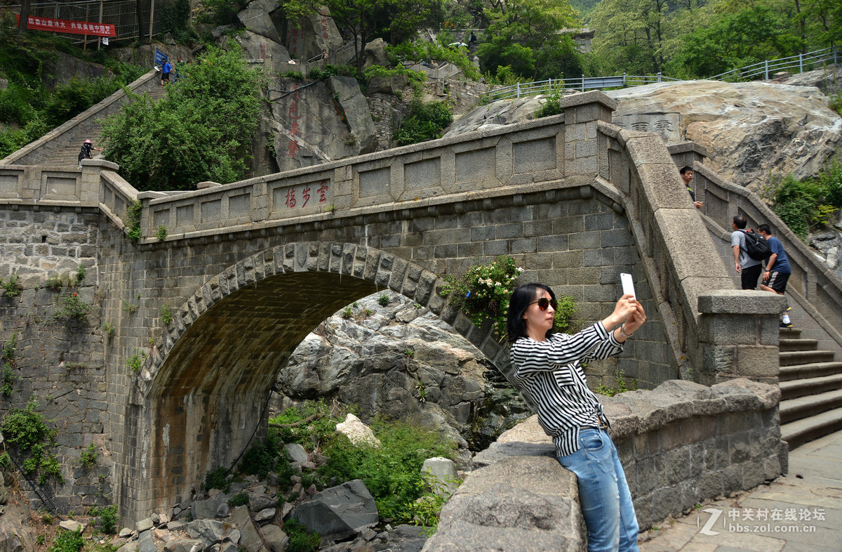 勇于攀登泰山的人们！