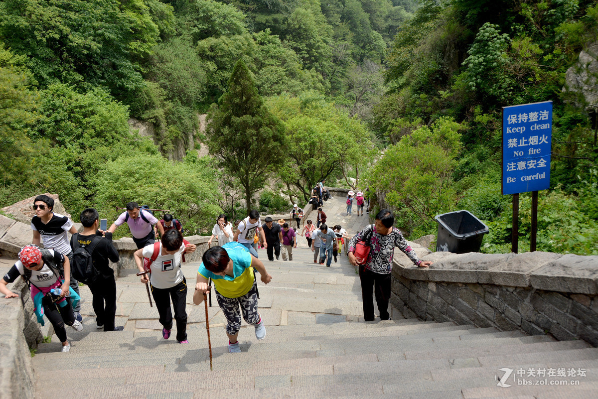 勇于攀登泰山的人们！