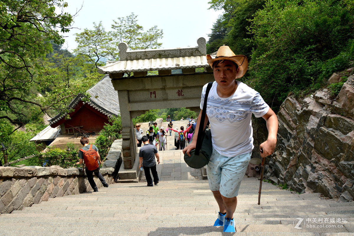 勇于攀登泰山的人们！