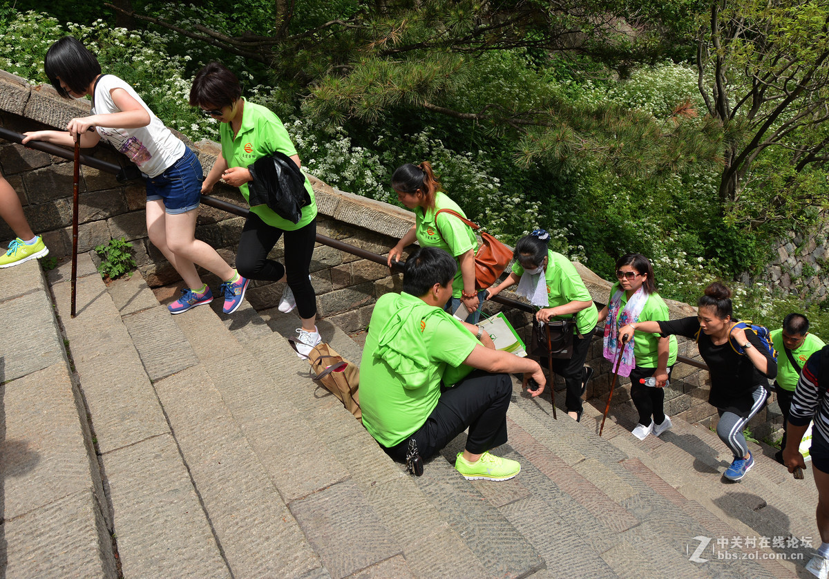 勇于攀登泰山的人们！