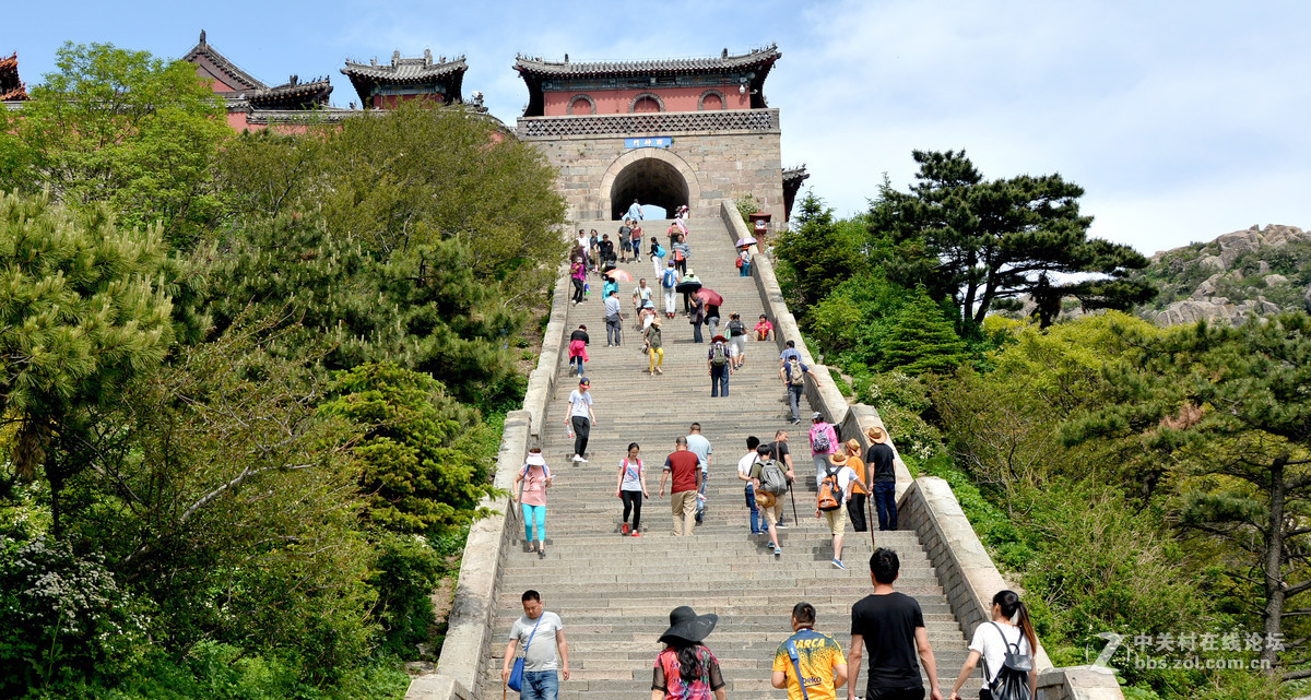 勇于攀登泰山的人们！