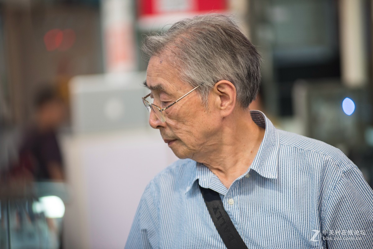 试一试尼康小钢炮80--200F2.8二代老镜头。