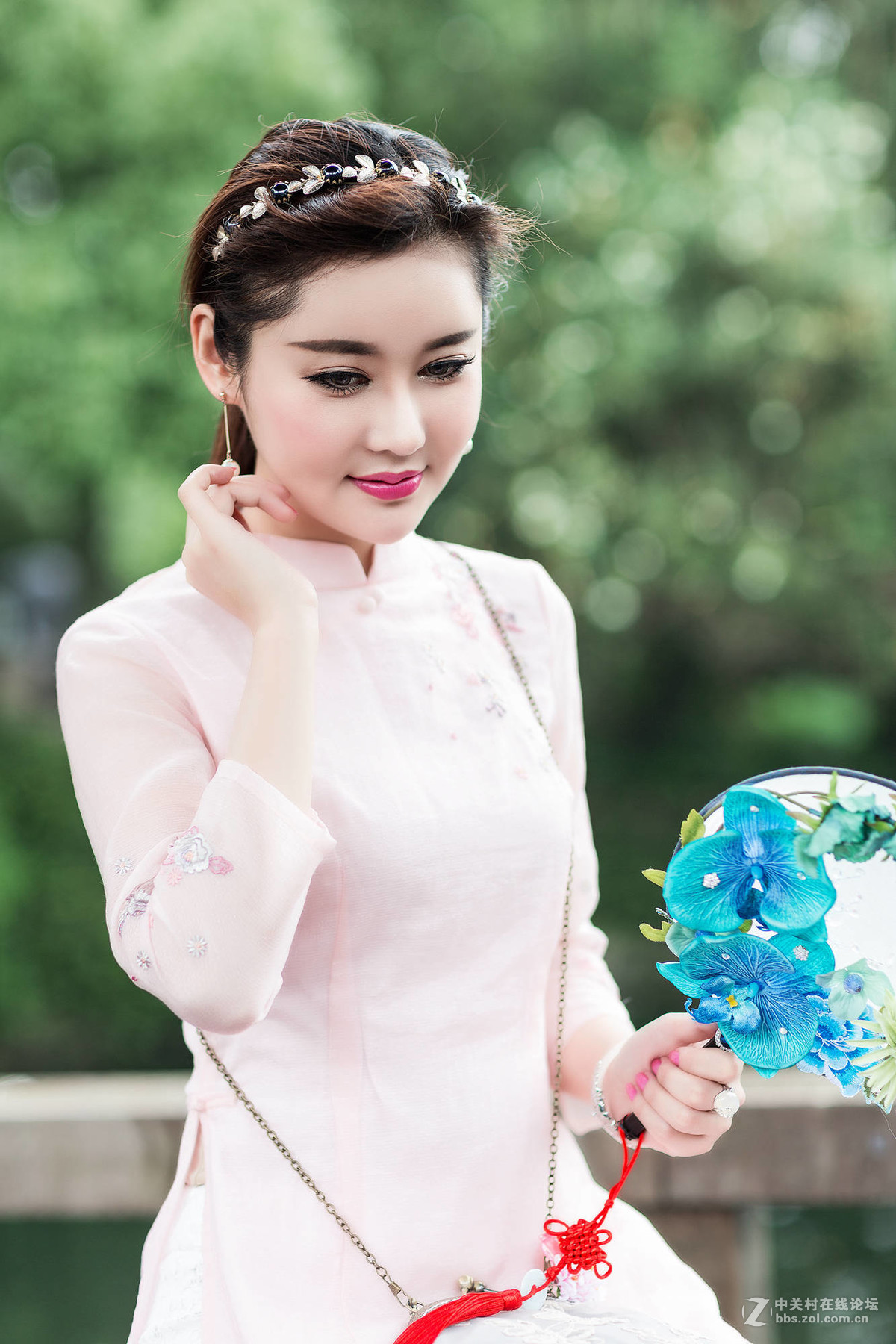 荷花池边拍美女  请指教