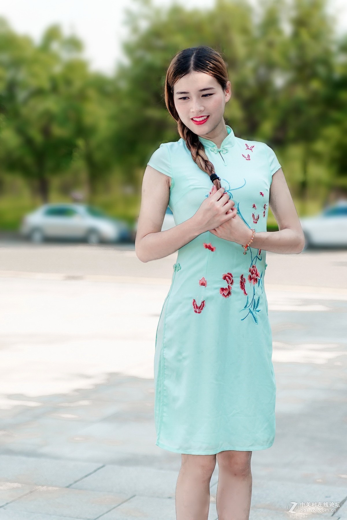 湖水色旗袍少女