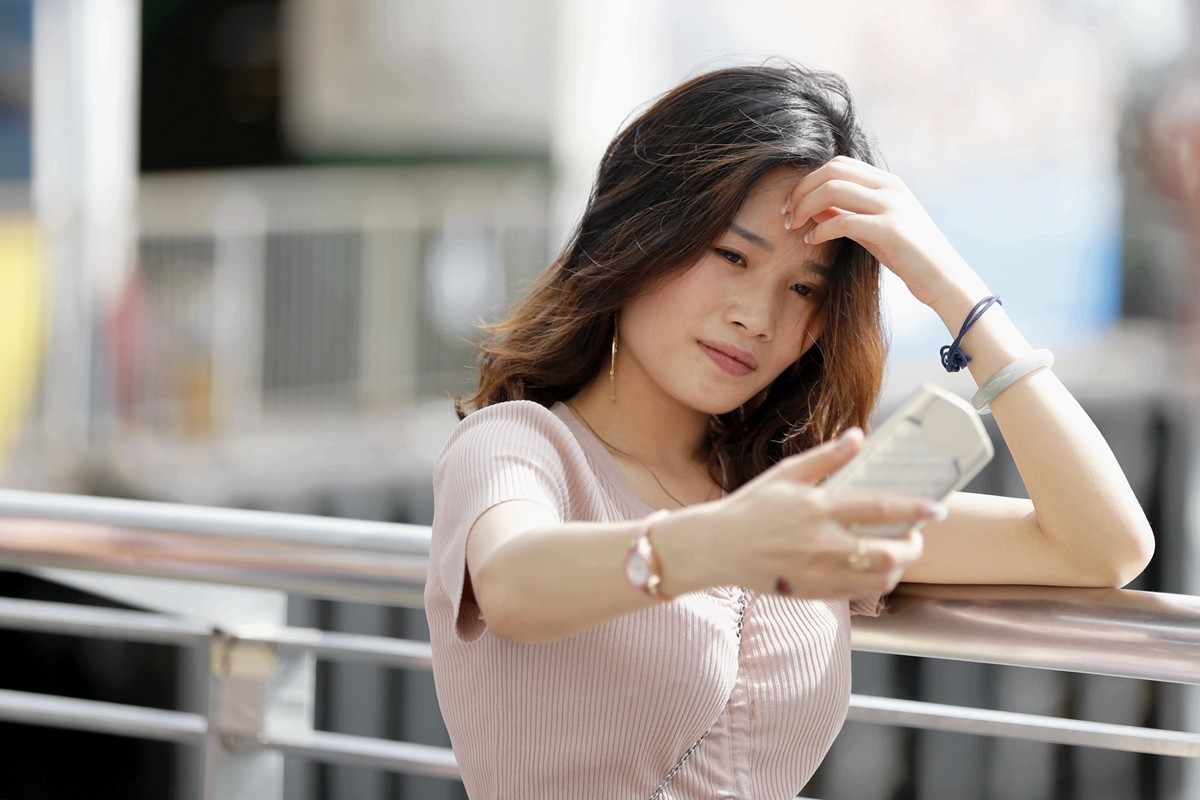 鏡頭在這呢.看過來!