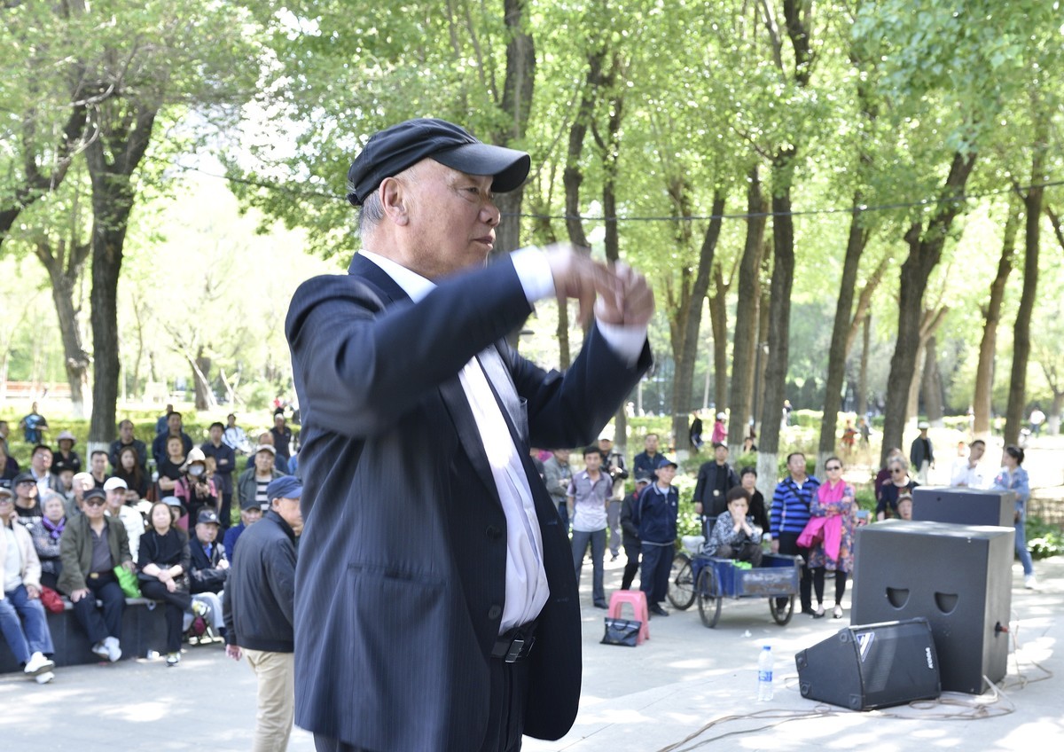 辽宁大学艺术学院教授著名作曲家陈涤非指挥沈阳雷锋军乐团演奏《血性中国兵》