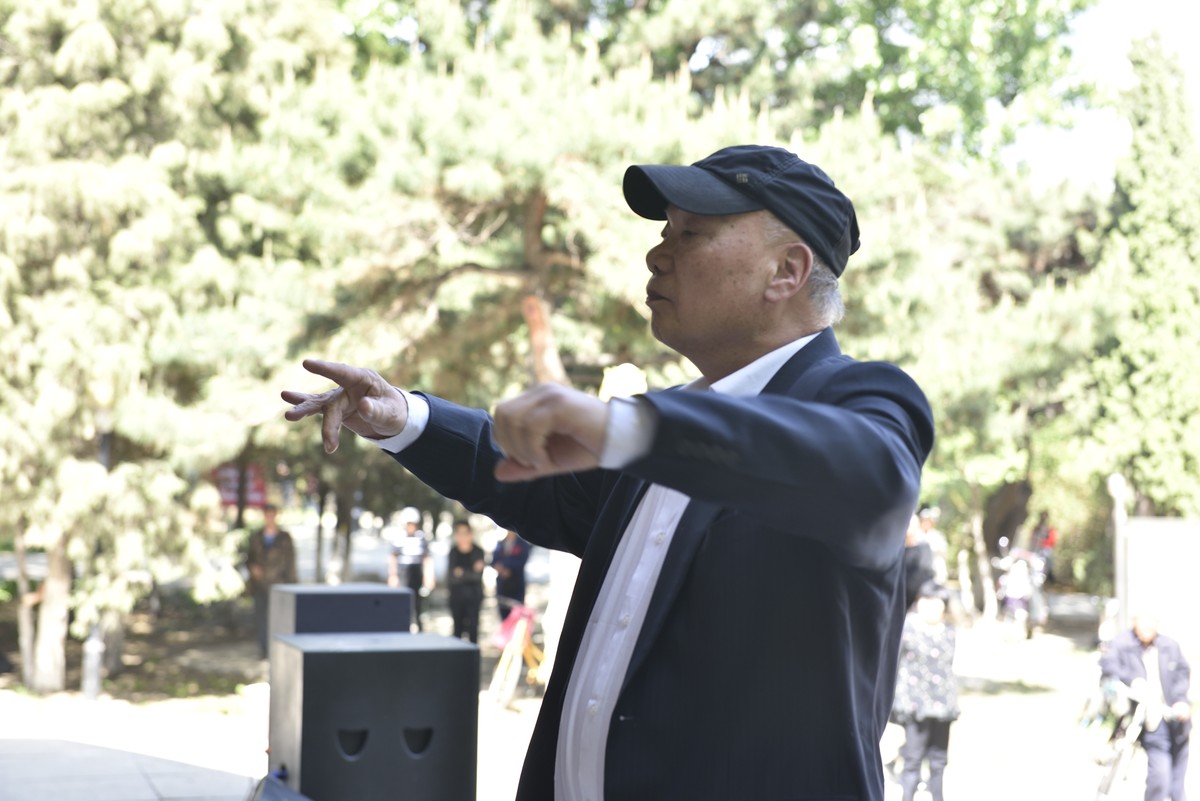 辽宁大学艺术学院教授著名作曲家陈涤非指挥沈阳雷锋军乐团演奏《血性中国兵》