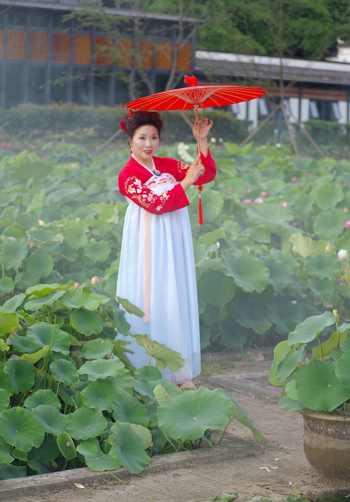 环境人像外拍---快乐的蕙萍赏荷在磨山荷园！。。。。。