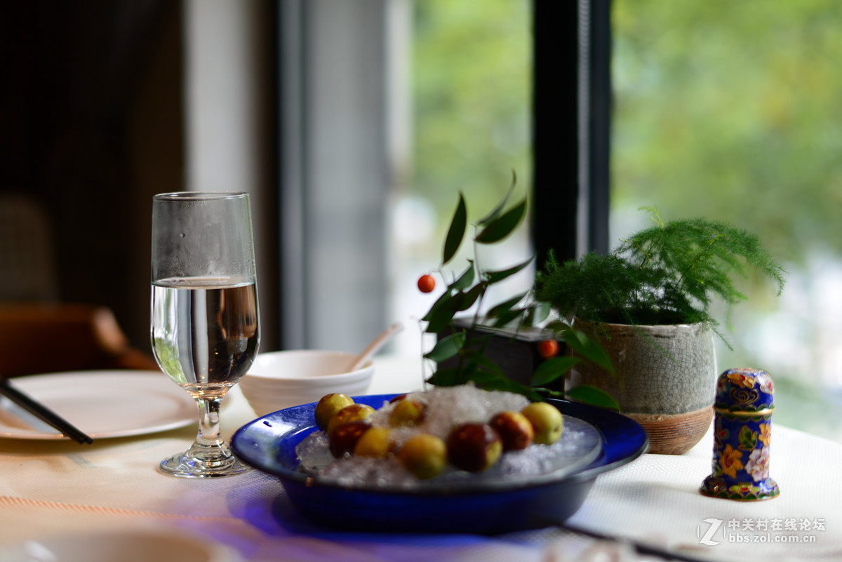 焦内清晰艳丽，焦外却柔美的一塌糊涂，神马东西啊！