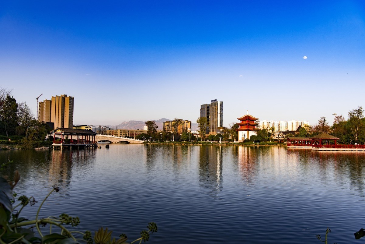 望海公园----金光穿九孔