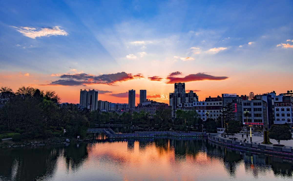 望海公园----金光穿九孔