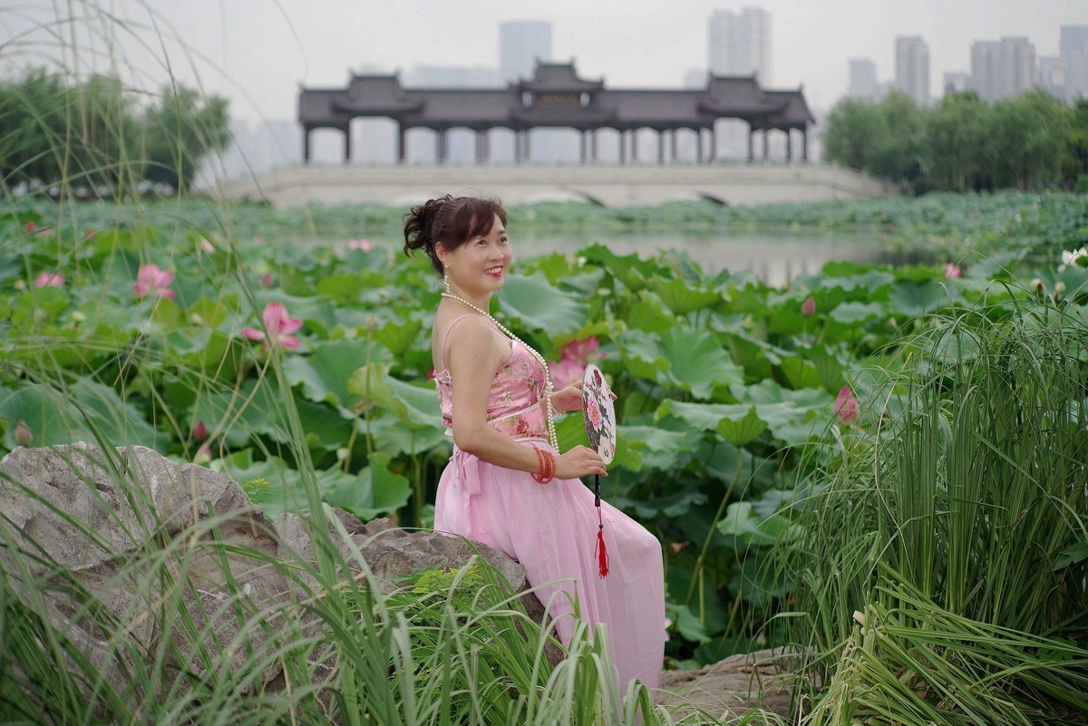 环境人像外拍沙湖荷花池旁的冰都美女