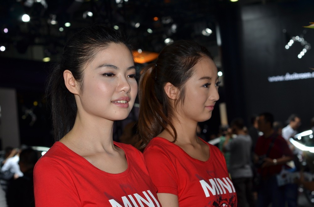 本人做淘宝入什么单反相机镜头比较好，求主要是拍鞋子和服装