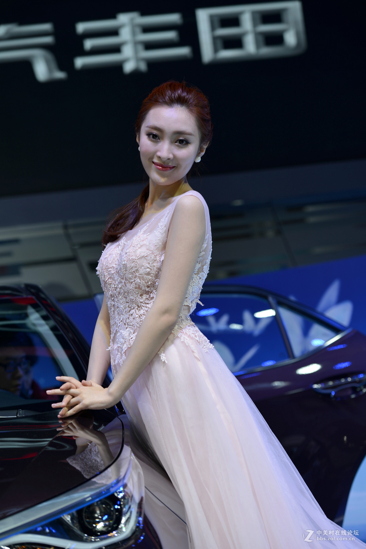 长沙车展上的漂亮车模没有车模的车展缺少亮丽景致人气不旺呵呵