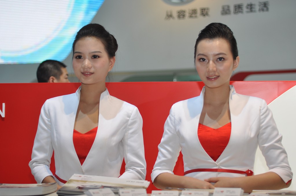 本人做淘宝入什么单反相机镜头比较好，求主要是拍鞋子和服装