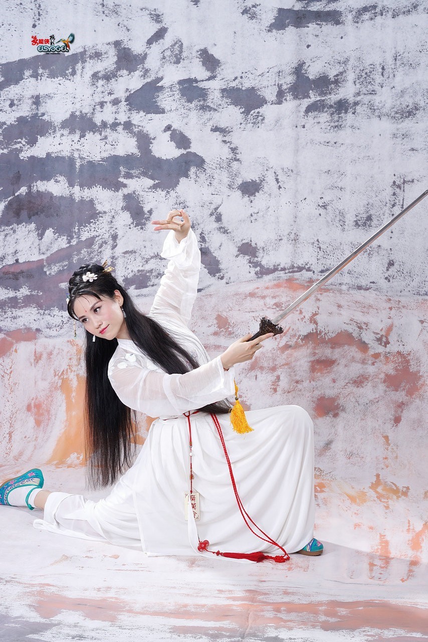 出云间女剑侠上官