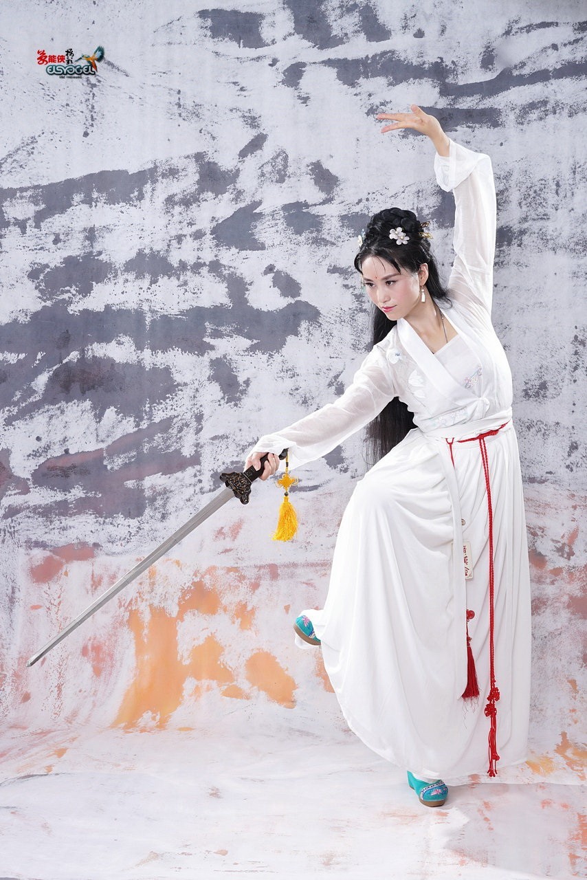 出云间女剑侠上官