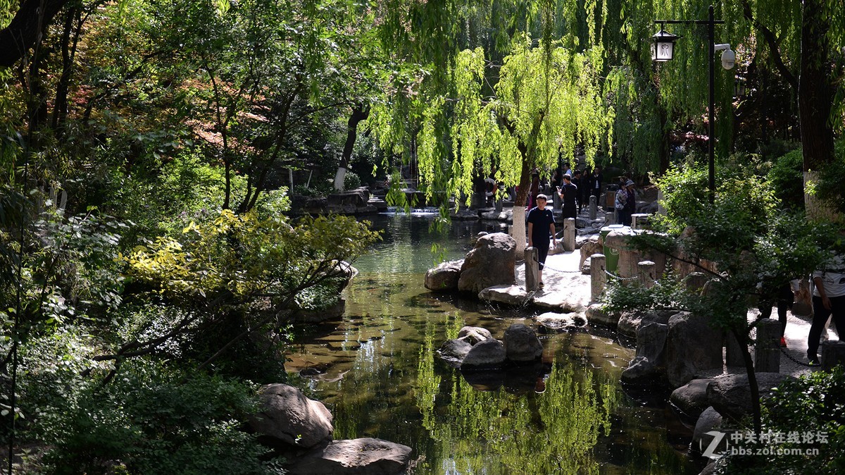 泺水发源天下无，平地涌出白玉壶  --中华名泉《趵突泉》