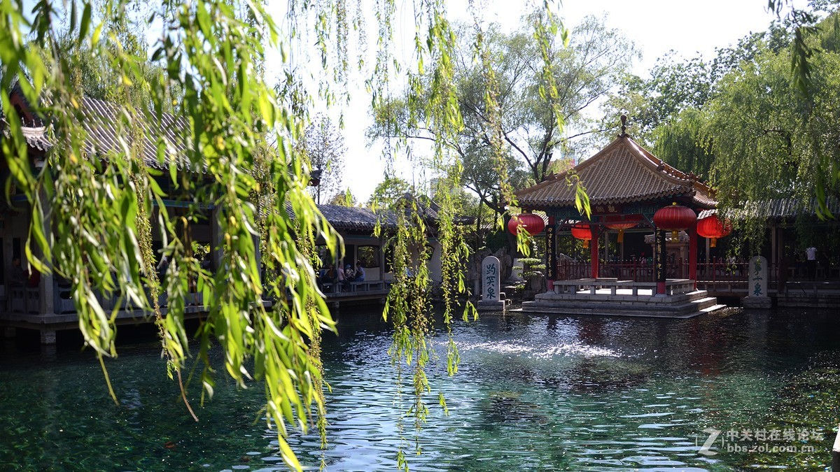 泺水发源天下无，平地涌出白玉壶  --中华名泉《趵突泉》