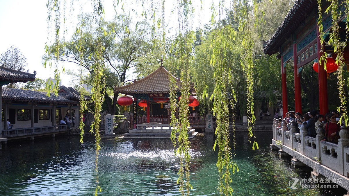 泺水发源天下无，平地涌出白玉壶  --中华名泉《趵突泉》