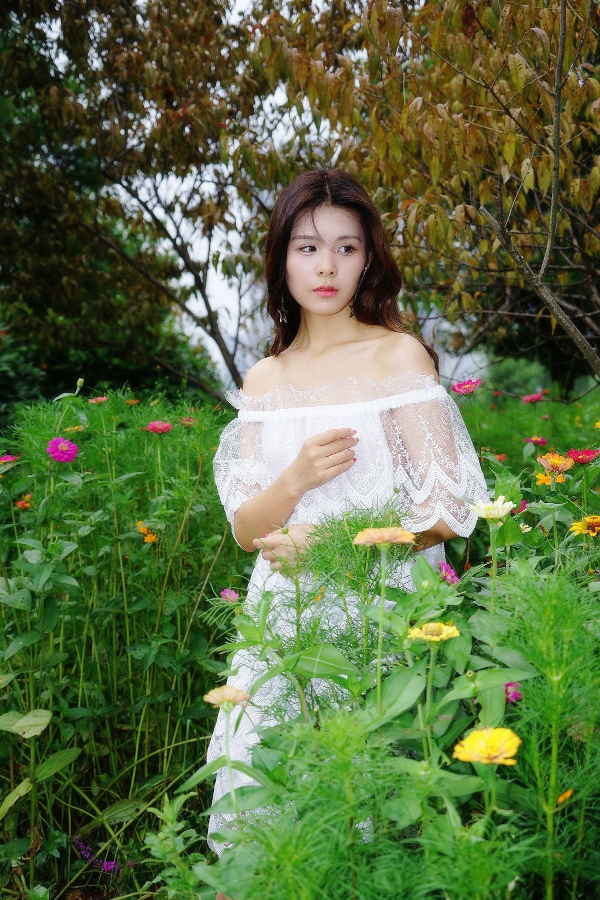 环境人像外拍鲜花丛中的清新佳丽