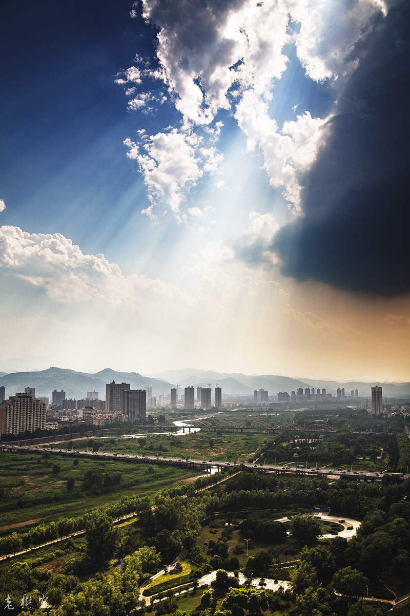 妖孽的天气，彩虹、冰雹、暴雨、雷暴轮番上阵。