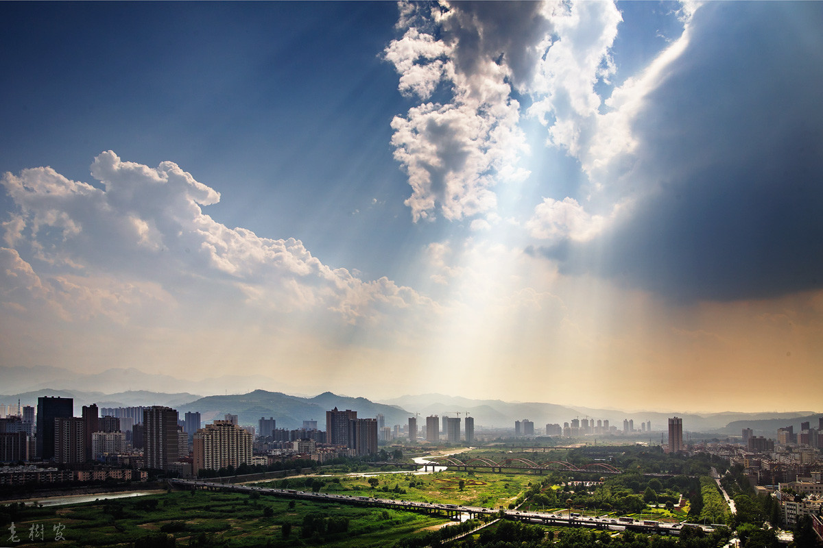 妖孽的天气，彩虹、冰雹、暴雨、雷暴轮番上阵。