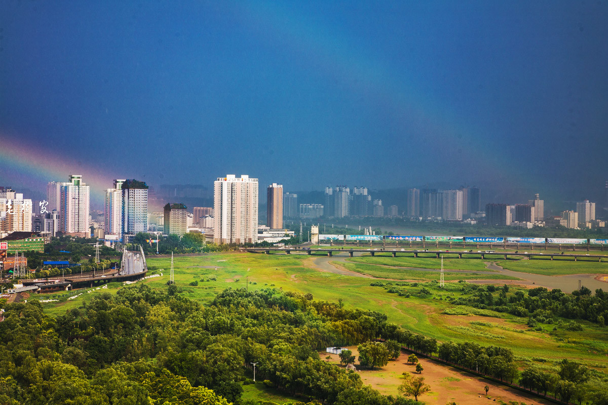 妖孽的天气，彩虹、冰雹、暴雨、雷暴轮番上阵。