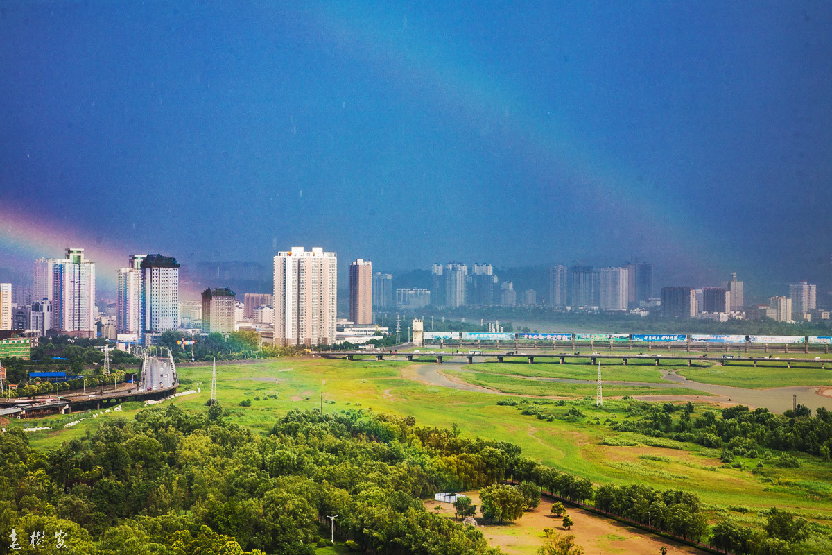妖孽的天气，彩虹、冰雹、暴雨、雷暴轮番上阵。