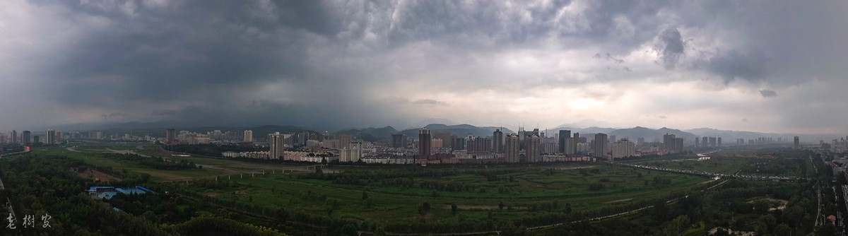 妖孽的天气，彩虹、冰雹、暴雨、雷暴轮番上阵。