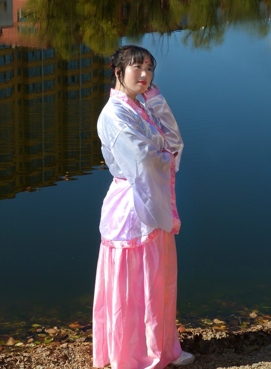 月牙湖畔的姐妹