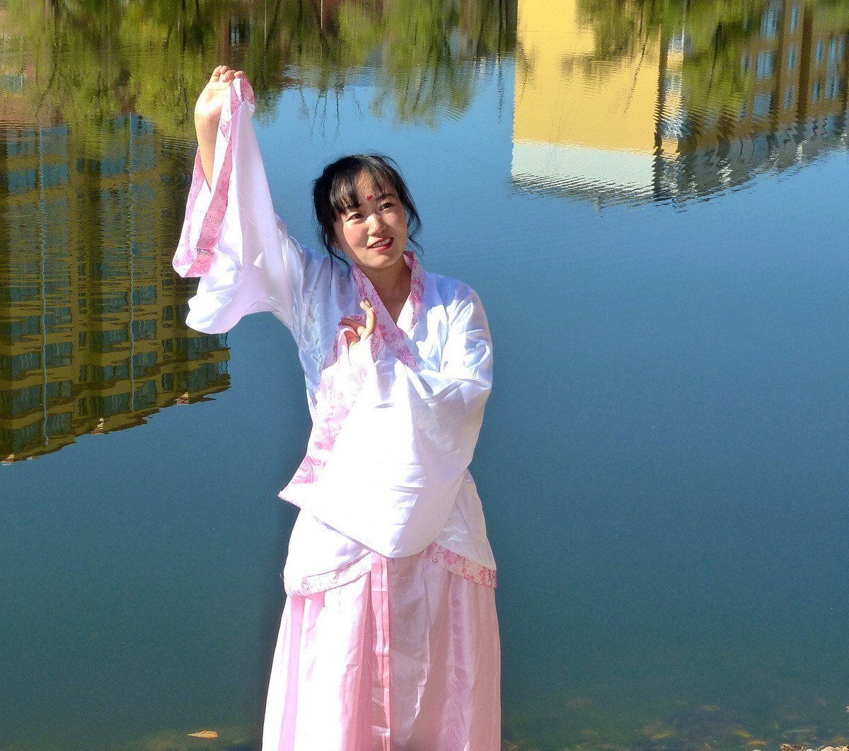 月牙湖畔的姐妹