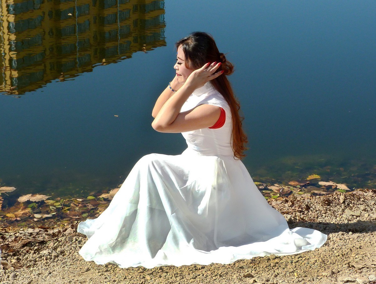 月牙湖畔的姐妹