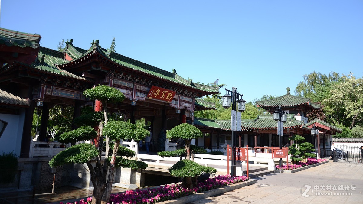 泺水发源天下无，平地涌出白玉壶  --中华名泉《趵突泉》