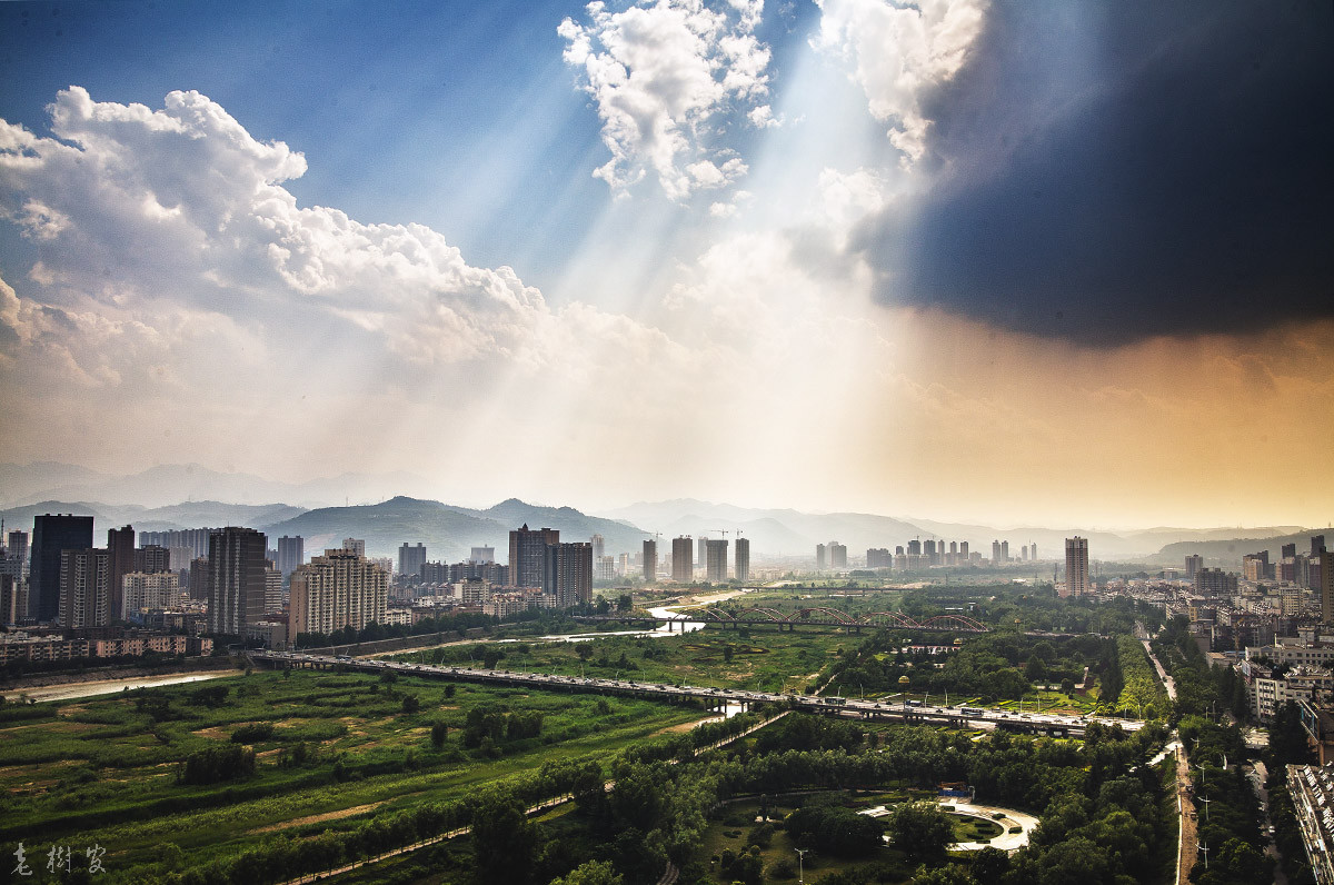 妖孽的天气，彩虹、冰雹、暴雨、雷暴轮番上阵。