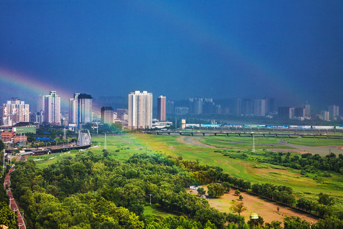 妖孽的天气，彩虹、冰雹、暴雨、雷暴轮番上阵。
