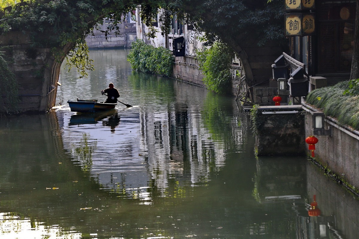 绍兴特色乌篷与古桥