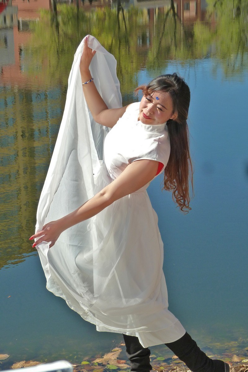 月牙湖畔的姐妹