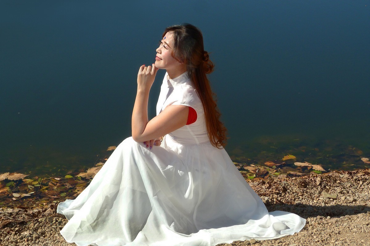 月牙湖畔的姐妹