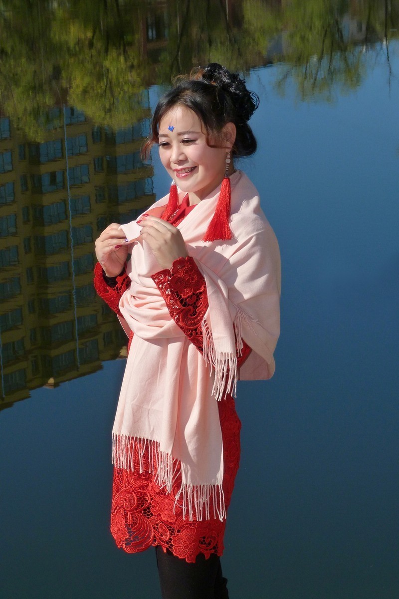 月牙湖畔的姐妹