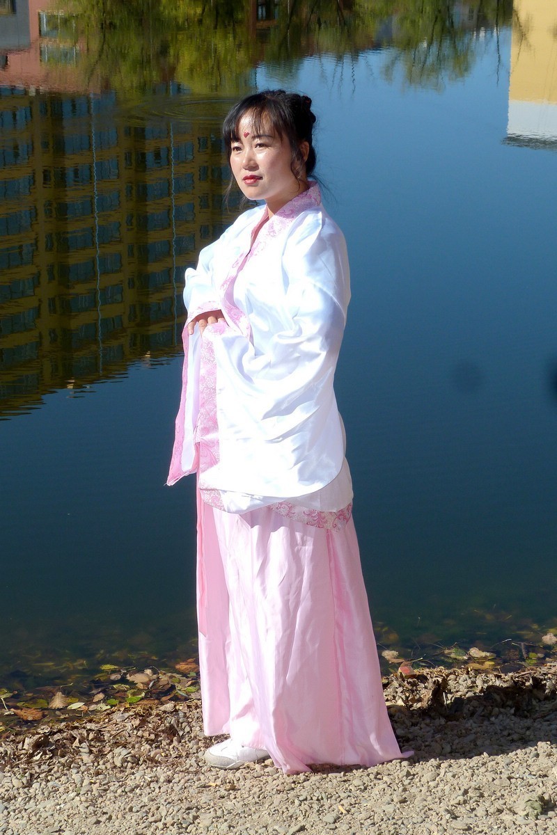 月牙湖畔的姐妹