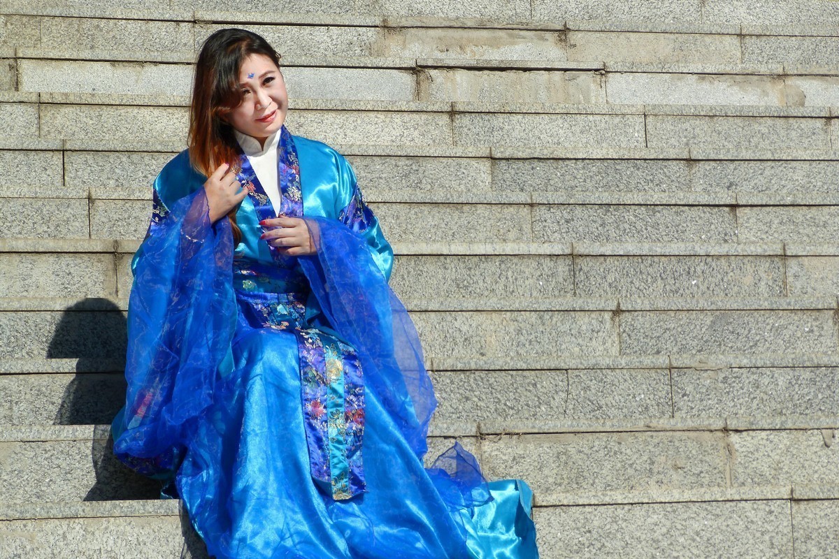 月牙湖畔的姐妹