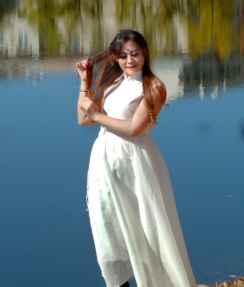 月牙湖畔的姐妹