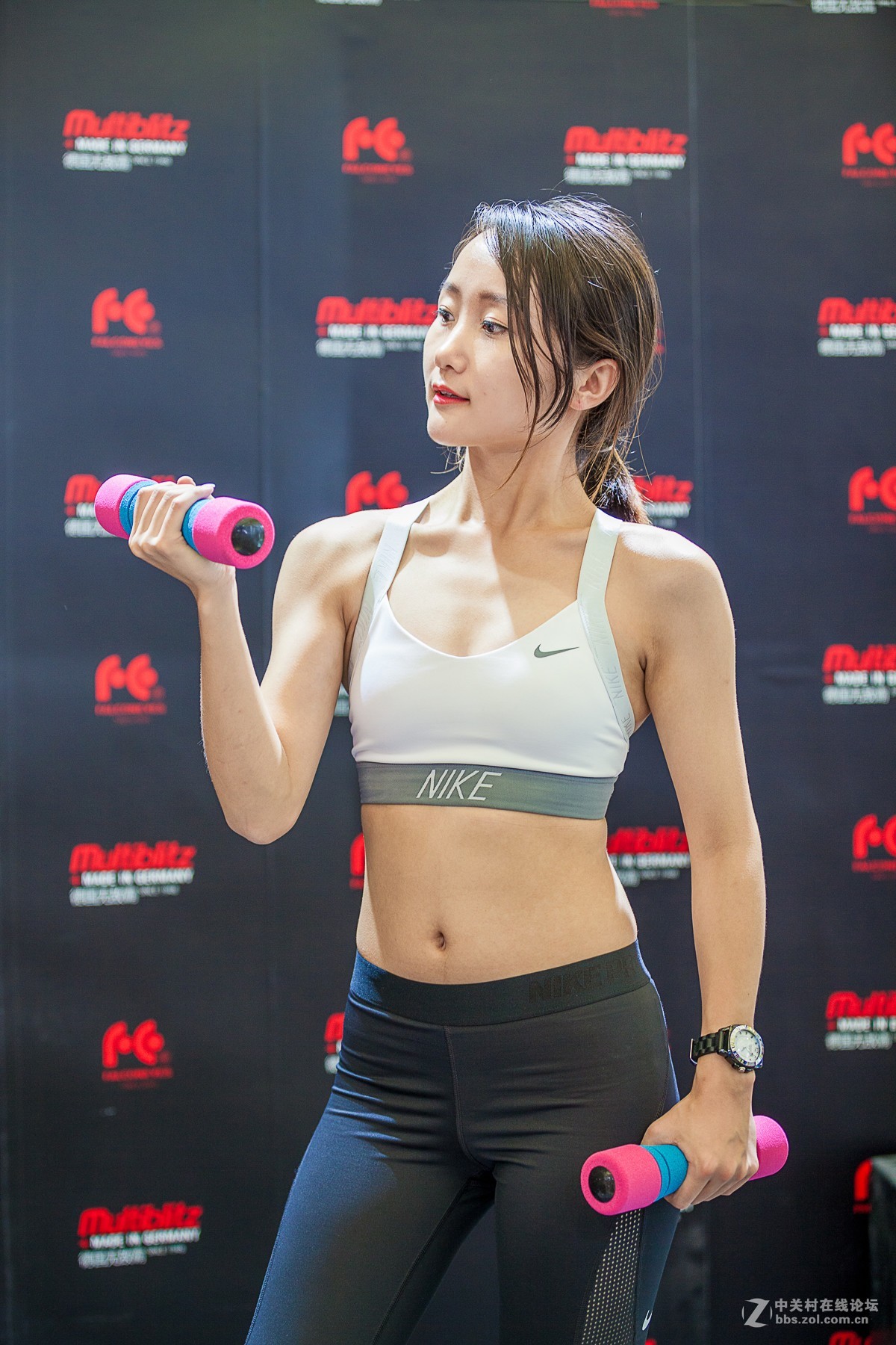 玩哑铃的青春女孩
