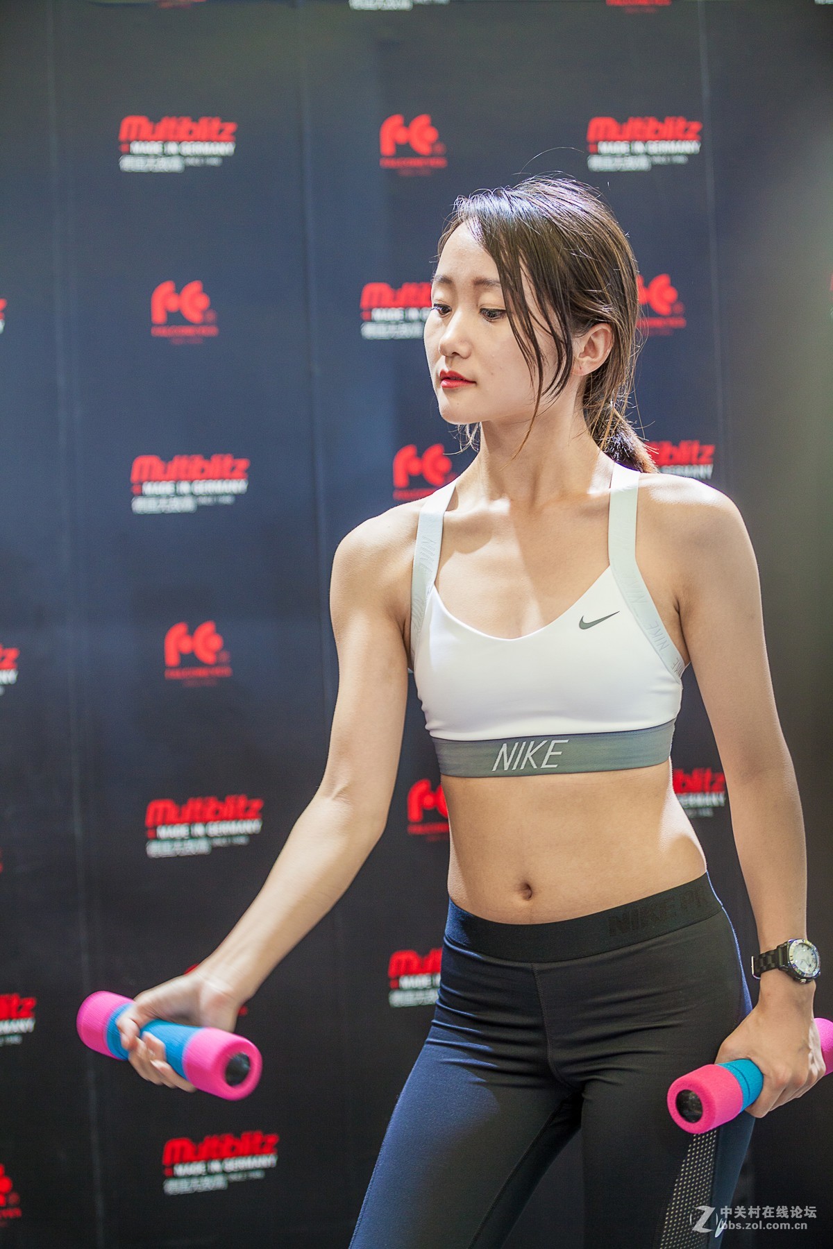 玩哑铃的青春女孩