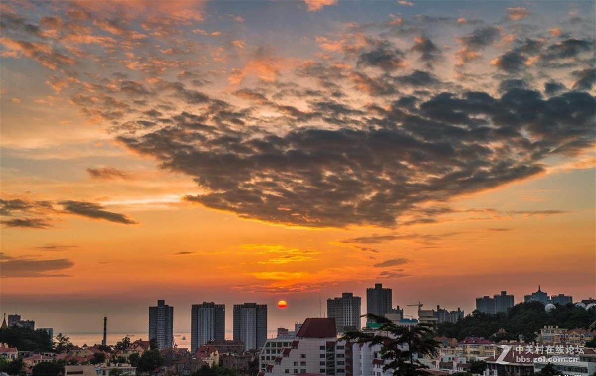 夕陽下的青島棧橋及海邊美麗的風光